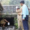 Tim BPLHD Kuningan saat mengambil sampel air dari mata air untuk diperiksa di labolatorium.